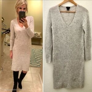 CLUB MONACO Elegant Gray V-Neck Sweater Dress